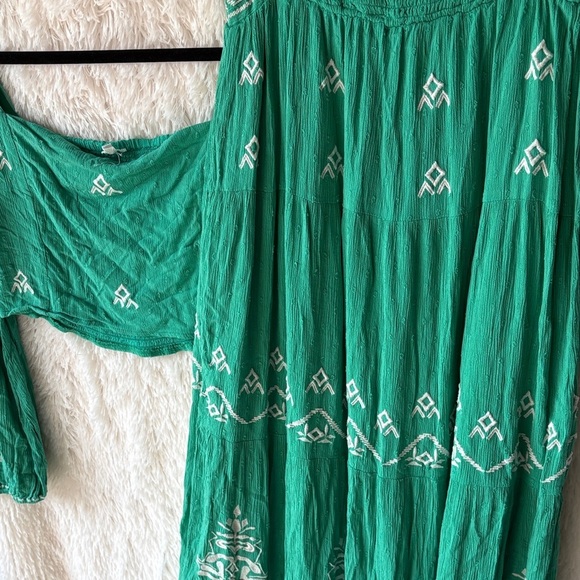 En Creme Green A-Line Skirt  and matching crop top with White Patterns - Picture 9 of 12